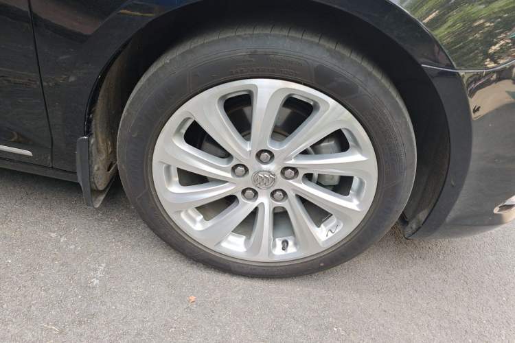 Used Buick LaCrosse 2013 2.4L SIDI Luxury Comfort Edition Right Front Wheel Hub