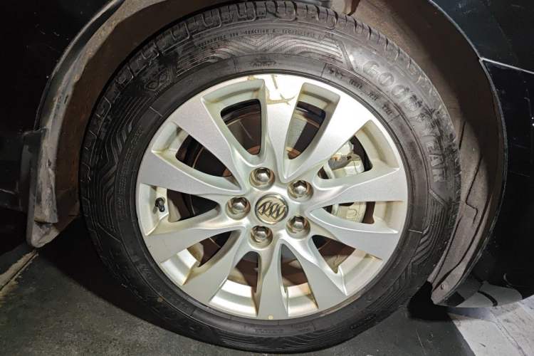 Used Buick LaCrosse 2013 2.4L SIDI Elite Comfort Version Right Front Wheel Hub