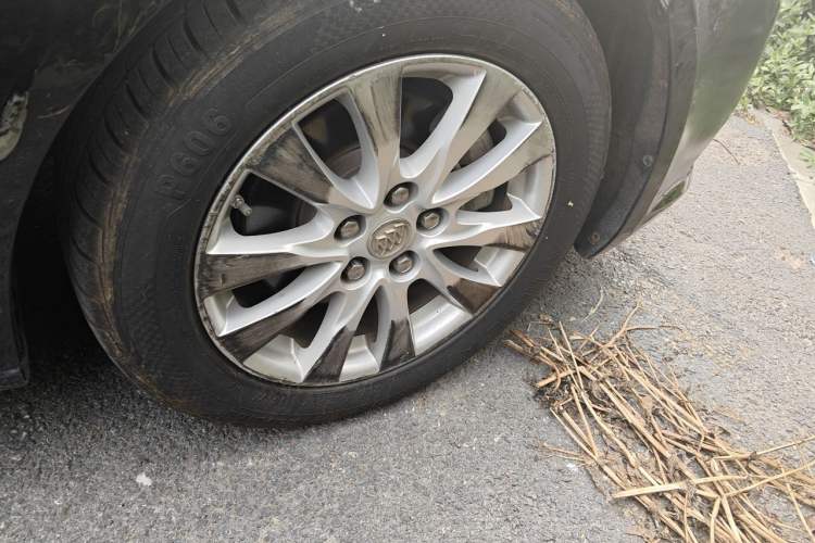 Used Buick LaCrosse 2013 2.4L SIDI Elite Comfort Version Right Front Wheel Hub
