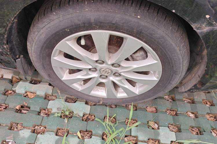 Used Buick LaCrosse 2013 2.4L SIDI Elite Comfort Version Right Front Wheel Hub