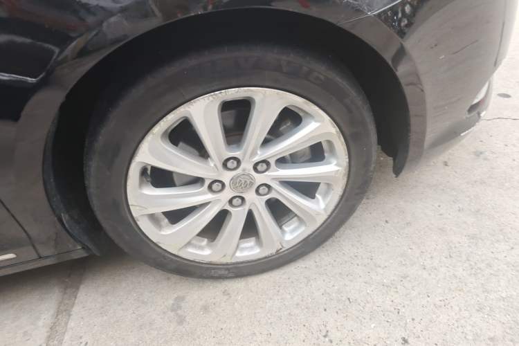 Used Buick LaCrosse 2013 2.4L SIDI Luxury Comfort Edition Right Front Wheel Hub