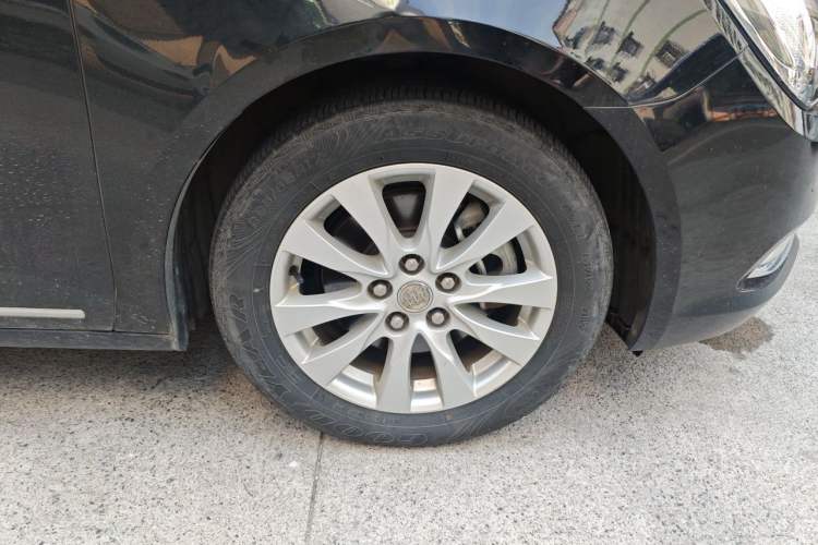 Used Buick LaCrosse 2013 2.4L SIDI Elite Comfort Version Right Front Wheel Hub