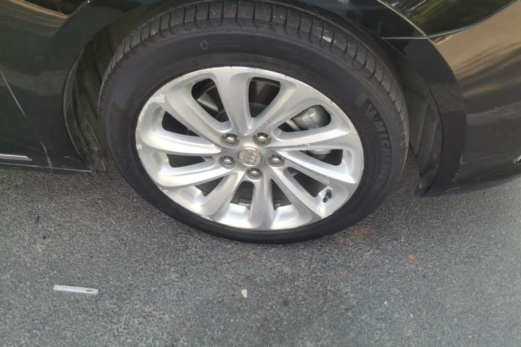 Used Buick LaCrosse 2013 2.4L SIDI Luxury Comfort Edition Right Front Wheel Hub