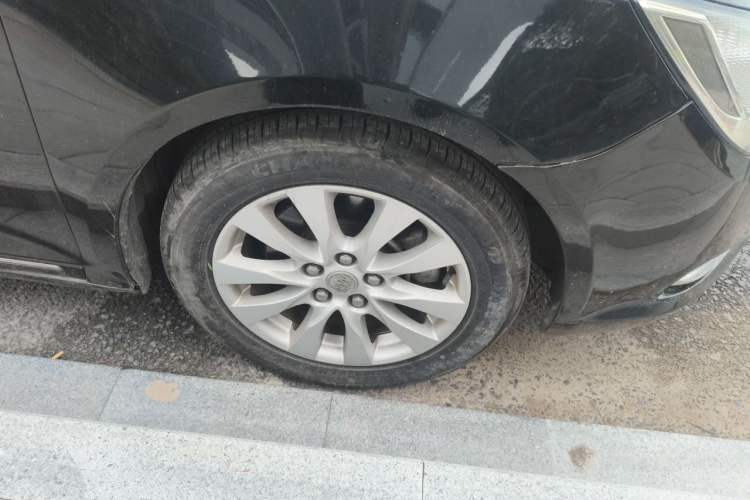Used Buick LaCrosse 2013 2.4L SIDI Elite Comfort Version Right Front Wheel Hub