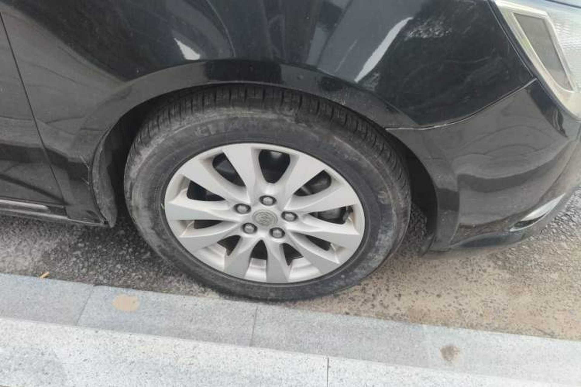 Used Buick LaCrosse 2013 2.4L SIDI Elite Comfort Version Right Front Wheel Hub
