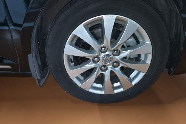 Used Buick LaCrosse 2013 2.4L SIDI Elite Comfort Version Right Front Wheel Hub