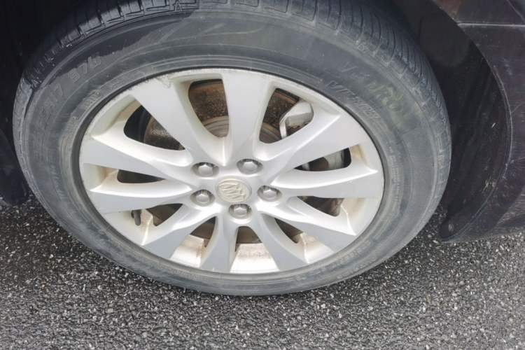 Used Buick LaCrosse 2013 2.4L SIDI Elite Comfort Version Right Front Wheel Hub