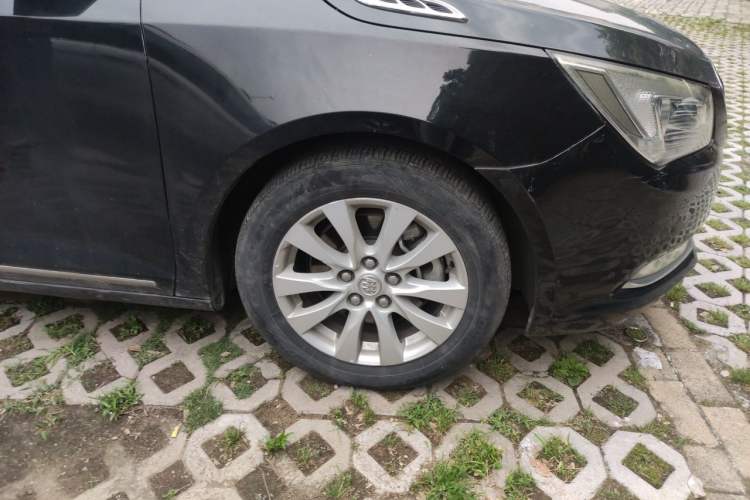 Used Buick LaCrosse 2013 2.4L SIDI Leading Comfort Version Right Front Wheel Hub