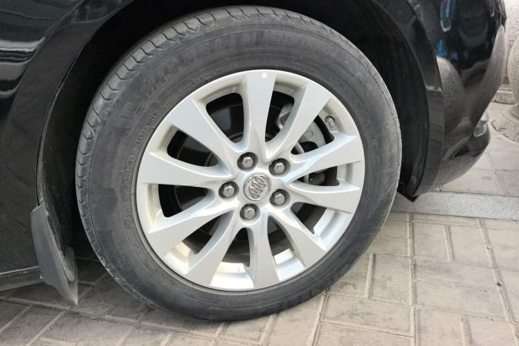 Used Buick LaCrosse 2013 2.4L SIDI Leading Comfort Version Right Front Wheel Hub