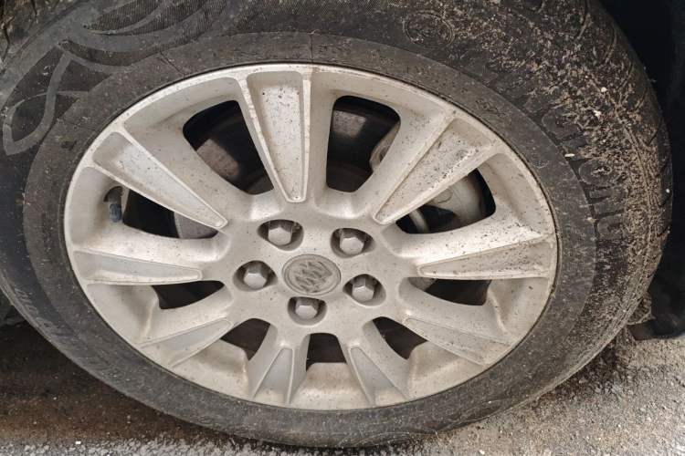 Used Buick LaCrosse 2013 2.4L SIDI Elite Comfort Version Right Front Wheel Hub