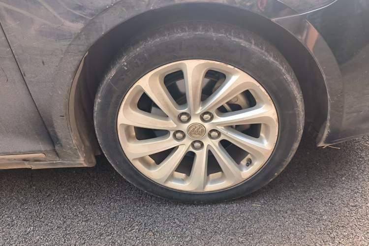 Used Buick LaCrosse 2013 2.4L SIDI Luxury Comfort Edition Right Front Wheel Hub