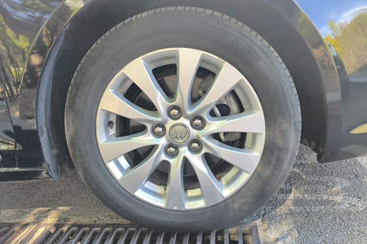 Used Buick LaCrosse 2013 2.4L SIDI Leading Comfort Version Right Front Wheel Hub