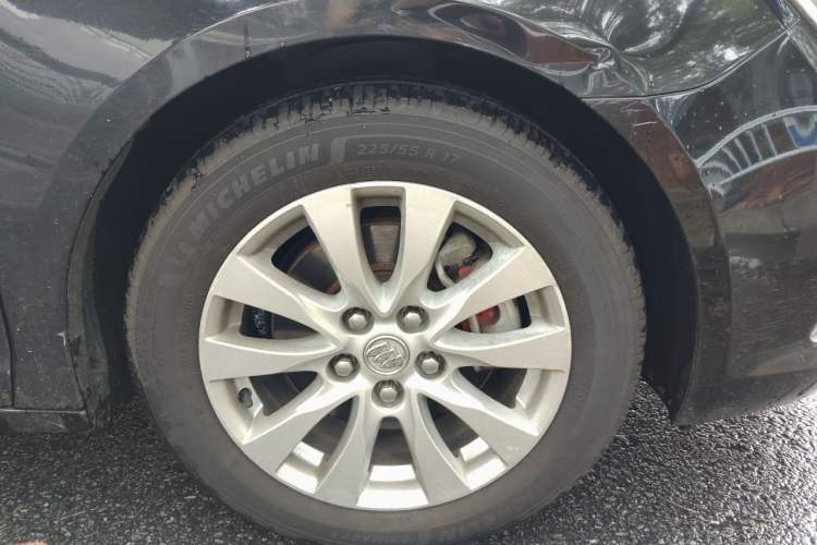 Used Buick LaCrosse 2013 2.4L SIDI Elite Comfort Version Right Front Wheel Hub