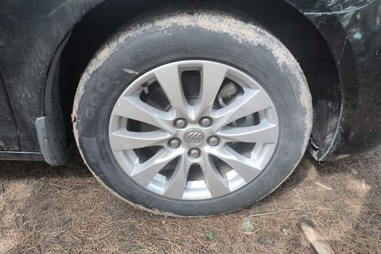 Used Buick LaCrosse 2013 2.4L SIDI Elite Comfort Version Right Front Wheel Hub
