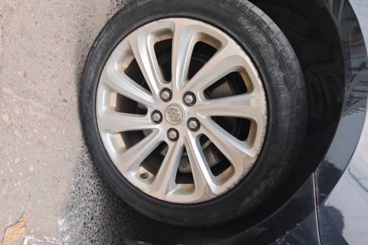 Used Buick LaCrosse 2013 2.4L SIDI Luxury Comfort Edition Right Front Wheel Hub