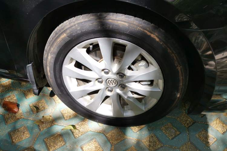 Used Buick LaCrosse 2013 2.4L SIDI Elite Comfort Version Right Front Wheel Hub