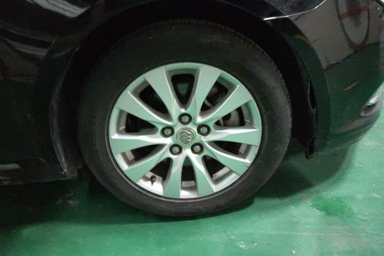 Used Buick LaCrosse 2013 2.4L SIDI Elite Comfort Version Right Front Wheel Hub