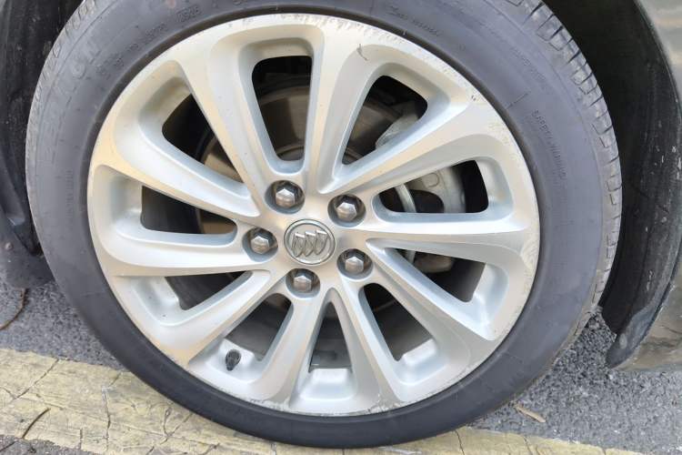 Used Buick LaCrosse 2013 2.4L SIDI Luxury Comfort Edition Right Front Wheel Hub