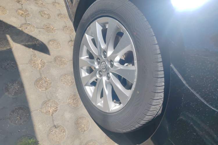 Used Buick LaCrosse 2013 2.4L SIDI Elite Comfort Version Right Front Wheel Hub