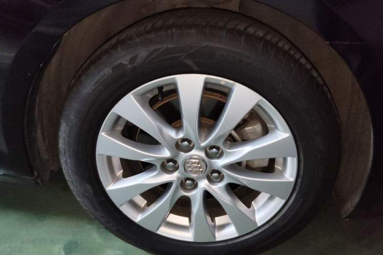 Used Buick LaCrosse 2013 2.4L SIDI Elite Comfort Version Right Front Wheel Hub