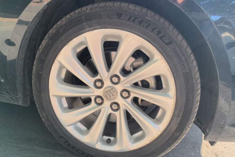 Used Buick LaCrosse 2013 2.4L SIDI Luxury Comfort Edition Right Front Wheel Hub
