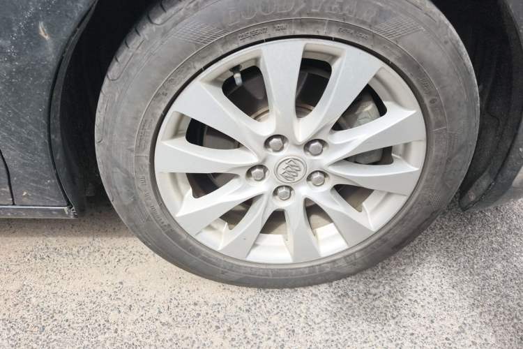 Used Buick LaCrosse 2013 2.4L SIDI Leading Comfort Version Right Front Wheel Hub