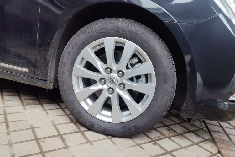 Used Buick LaCrosse 2013 2.4L SIDI Elite Comfort Version Right Front Wheel Hub