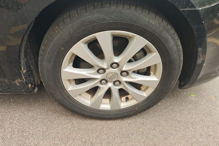 Used Buick LaCrosse 2013 2.4L SIDI Elite Comfort Version Right Front Wheel Hub