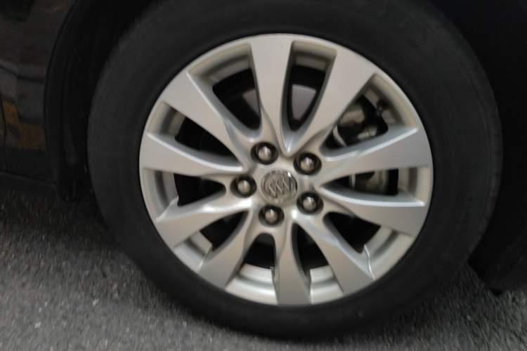 Used Buick LaCrosse 2013 2.4L SIDI Elite Comfort Version Right Front Wheel Hub