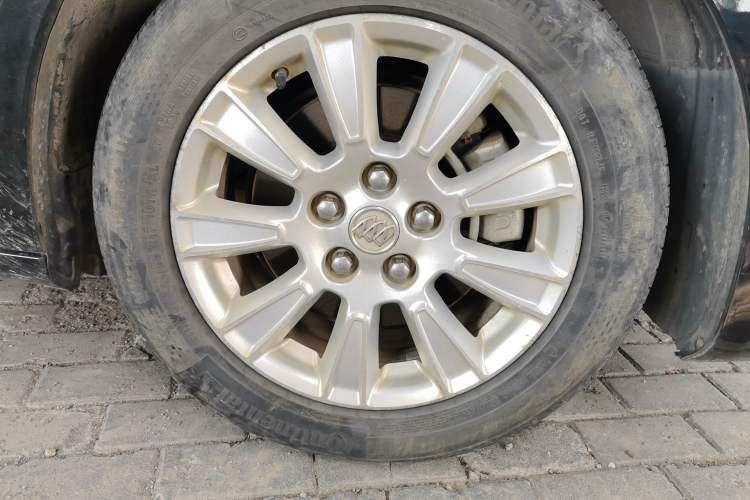 Used Buick LaCrosse 2013 2.4L SIDI Elite Comfort Version Right Front Wheel Hub