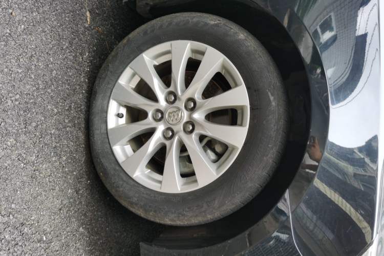 Used Buick LaCrosse 2013 2.4L SIDI Elite Comfort Version Right Front Wheel Hub