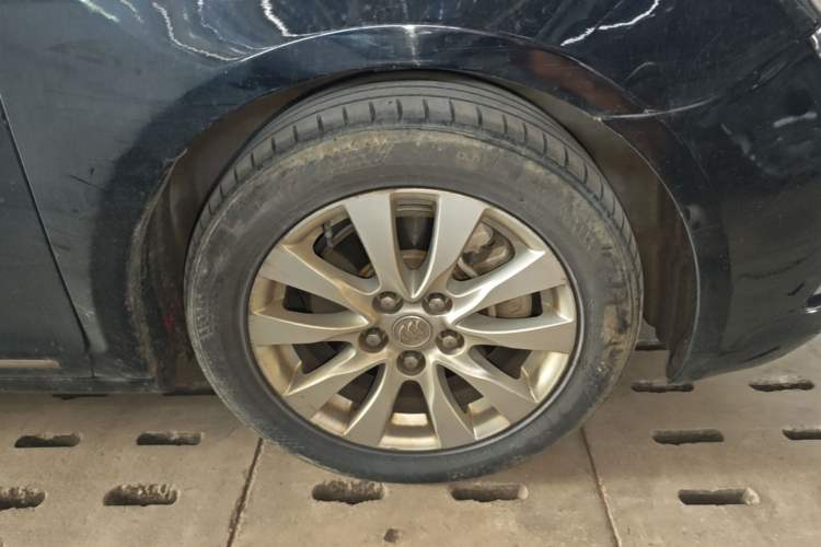 Used Buick LaCrosse 2013 2.4L SIDI Elite Comfort Version Right Front Wheel Hub