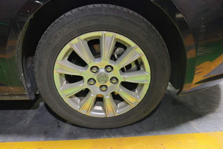 Used Buick LaCrosse 2013 2.4L SIDI Elite Comfort Version Right Front Wheel Hub