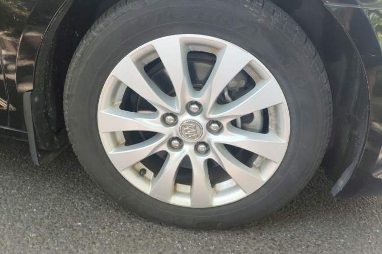 Used Buick LaCrosse 2013 2.4L SIDI Elite Comfort Version Right Front Wheel Hub