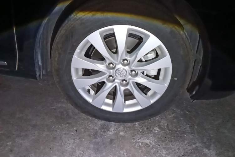Used Buick LaCrosse 2013 2.4L SIDI Leading Comfort Version Right Front Wheel Hub