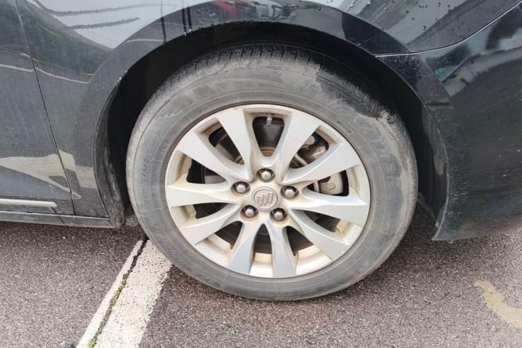 Used Buick LaCrosse 2013 2.4L SIDI Leading Comfort Version Right Front Wheel Hub