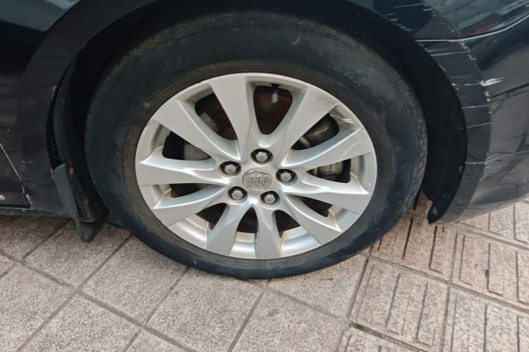Used Buick LaCrosse 2013 2.4L SIDI Elite Comfort Version Right Front Wheel Hub