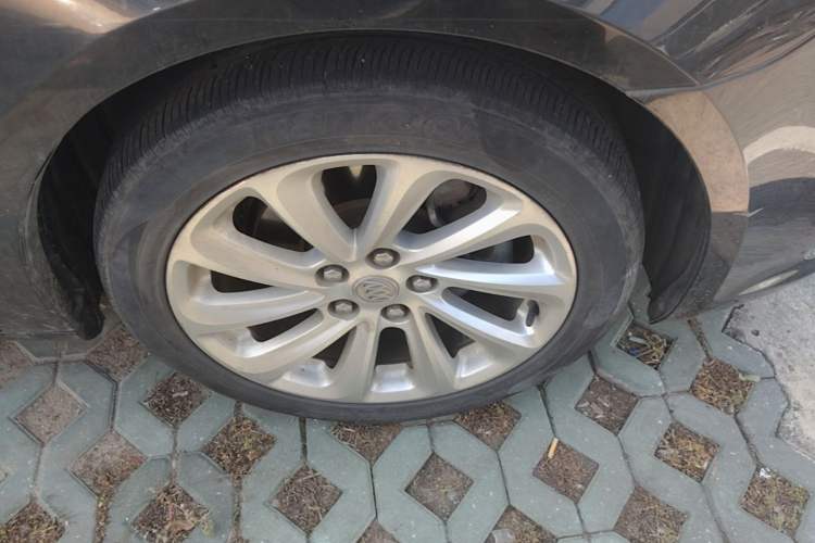 Used Buick LaCrosse 2013 2.4L SIDI Luxury Comfort Edition Right Front Wheel Hub