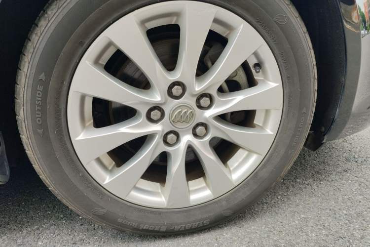 Used Buick LaCrosse 2013 2.4L SIDI Elite Comfort Version Right Front Wheel Hub