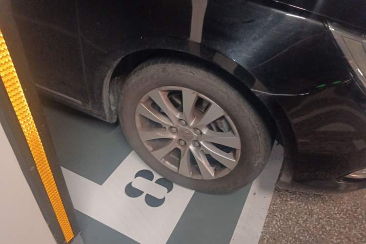Used Buick LaCrosse 2013 2.4L SIDI Elite Comfort Version Right Front Wheel Hub