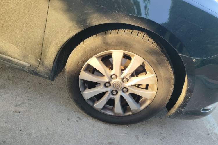 Used Buick LaCrosse 2013 2.4L SIDI Elite Comfort Version Right Front Wheel Hub