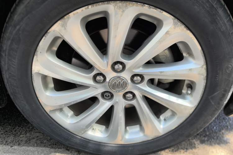 Used Buick LaCrosse 2013 2.0T SIDI Smart Luxury Flagship Edition Right Front Wheel Hub