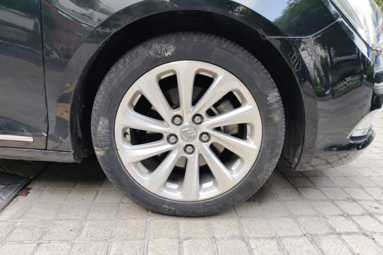 Used Buick LaCrosse 2013 2.4L SIDI Luxury Comfort Edition Right Front Wheel Hub