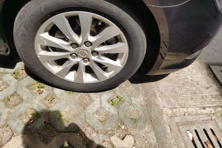 Used Buick LaCrosse 2013 2.4L SIDI Leading Comfort Version Right Front Wheel Hub