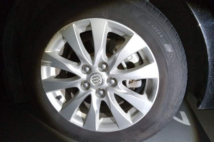 Used Buick LaCrosse 2013 2.4L SIDI Leading Comfort Version Right Front Wheel Hub