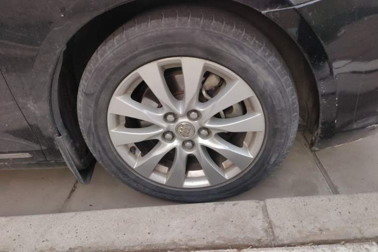 Used Buick LaCrosse 2013 2.4L SIDI Elite Comfort Version Right Front Wheel Hub