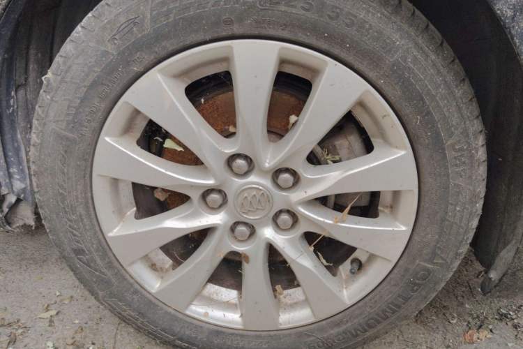 Used Buick LaCrosse 2013 2.4L SIDI Elite Comfort Version Right Front Wheel Hub