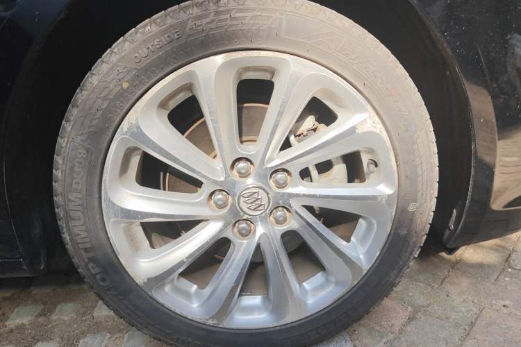 Used Buick LaCrosse 2013 2.4L SIDI Luxury Comfort Edition Right Front Wheel Hub