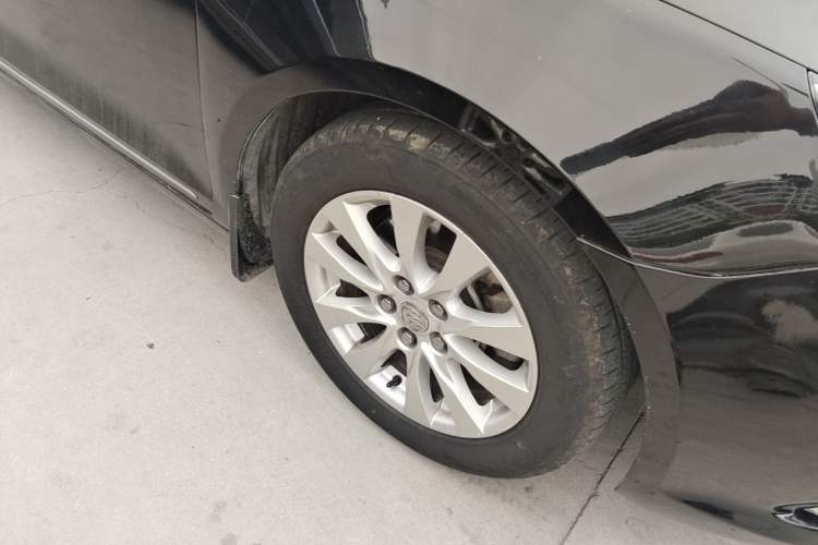 Used Buick LaCrosse 2013 2.4L SIDI Leading Comfort Version Right Front Wheel Hub
