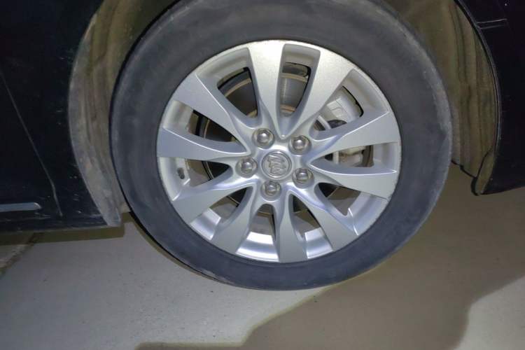 Used Buick LaCrosse 2013 2.4L SIDI Elite Comfort Version Right Front Wheel Hub